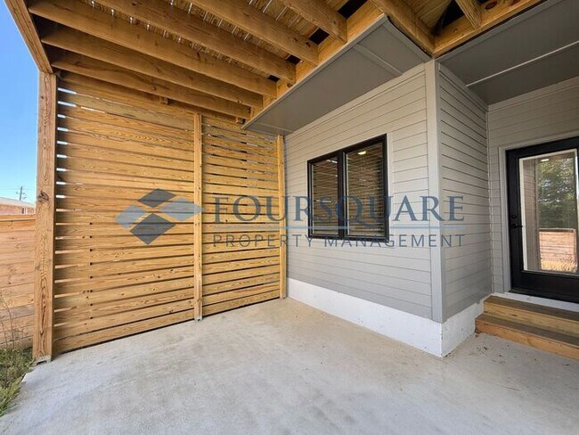 Foto del edificio - Modern 4-Bed Townhome with Designer Finishes, Dual Balconies & EV-Ready Garage – Inside the Beltl...