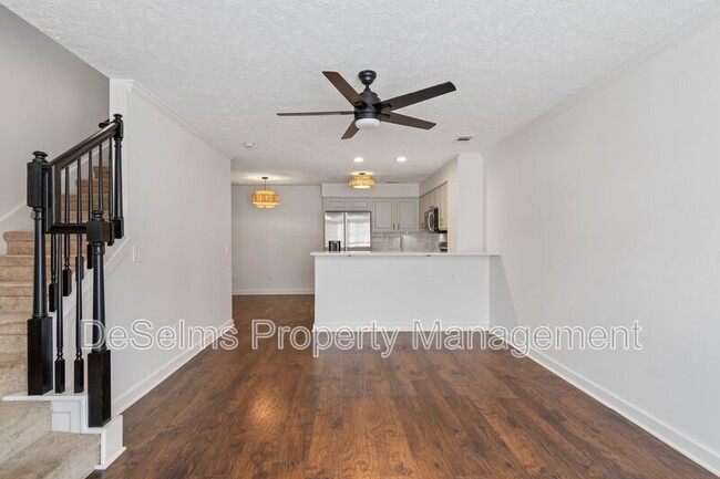 Building Photo - 423 Compton Ln