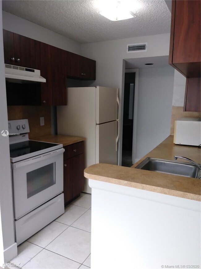 Building Photo - 1 br, 1 bath Condo - 8370 Pines Blvd