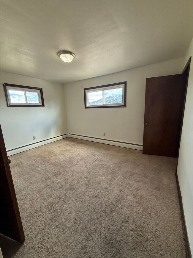 Foto del edificio - 2 Bedroom 1 Bathroom Apartment For Rent!