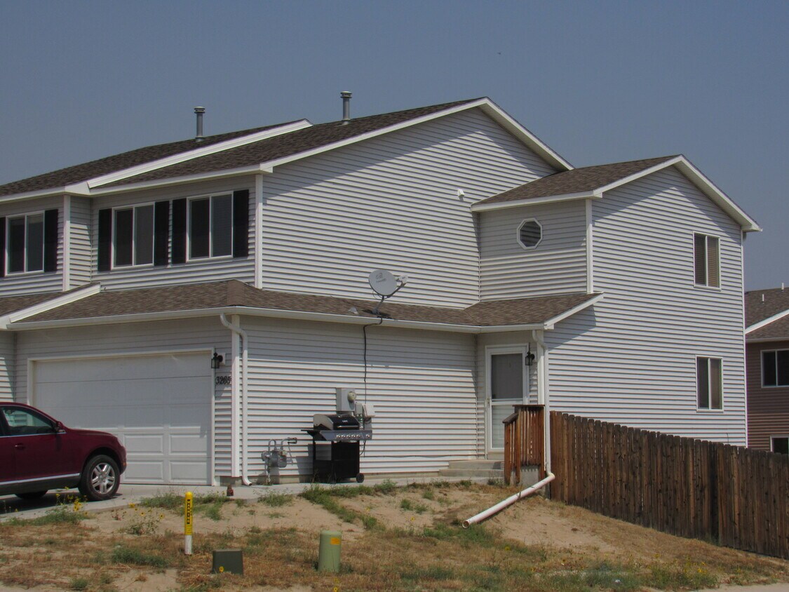 Foto principal - Westside Twin Home w/Unfinished Basement