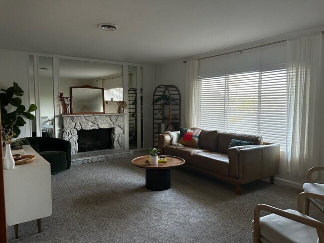 Building Photo - Lovely La Mesa home available 07/01/2024.