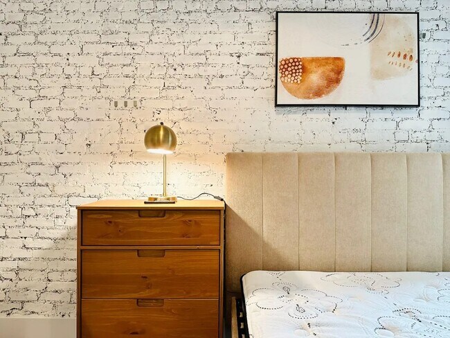 Foto del edificio - Furnished room/NOT APARTMENT