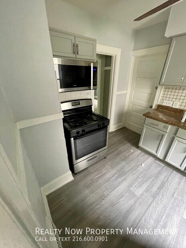 Foto del edificio - 3396 W 117th St