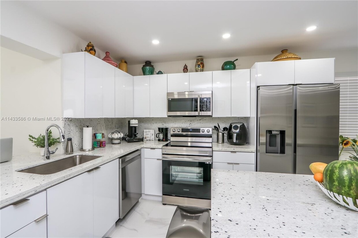 Primary Photo - 1030 SW 10th Ave