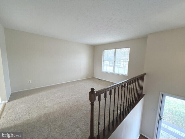 Foto del edificio - Beautiful and spacious split foyer home wi...