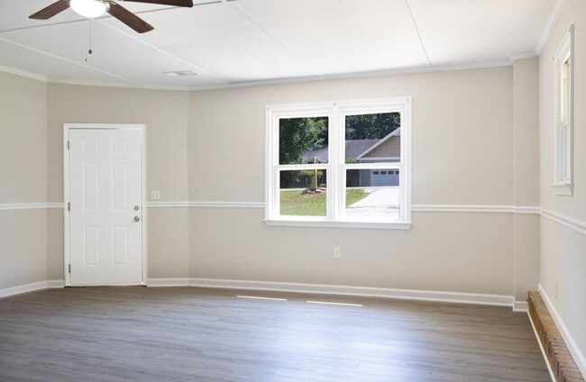 Foto del edificio - 130 Rosewood Dr