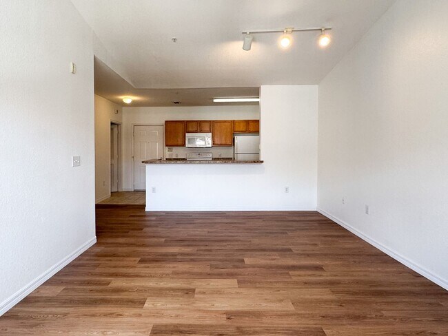Building Photo - Spacious 1 bedroom overlooking pool at The Registry!