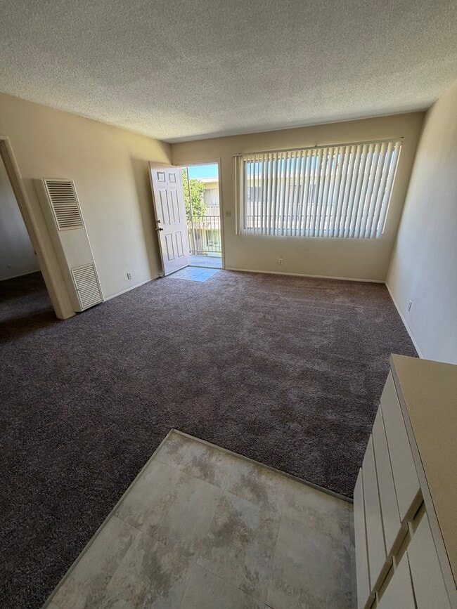 Sala de estar desde la cocina - 2133 Elden Ave
