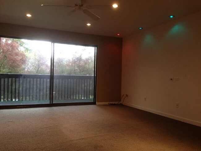 Foto del edificio - 300 Los Alamos Rd