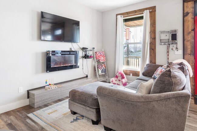 Foto del edificio - Remodeled Uptown Single Family with 3 beds...