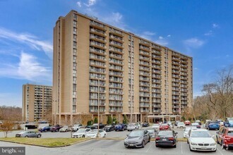 Building Photo - 6100 Westchester Park Dr