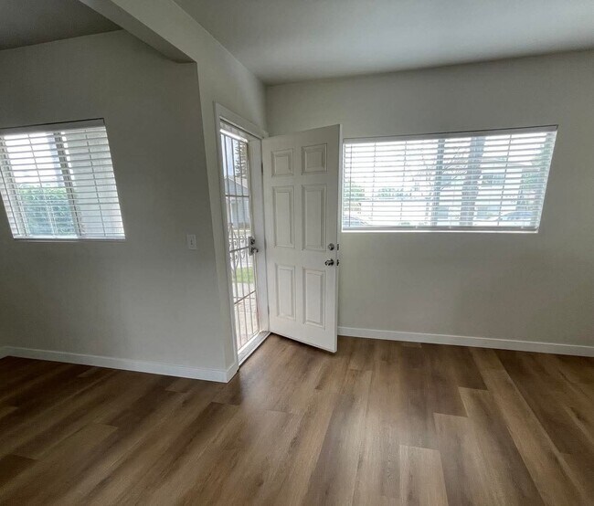 Foto del edificio - 241 E 8th St