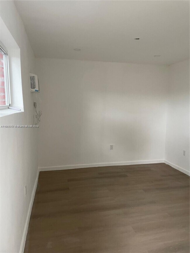 Foto del edificio - 2655 SE Carroll St