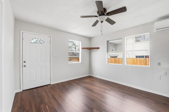 Foto del edificio - 3531 Cedar Hill Ln