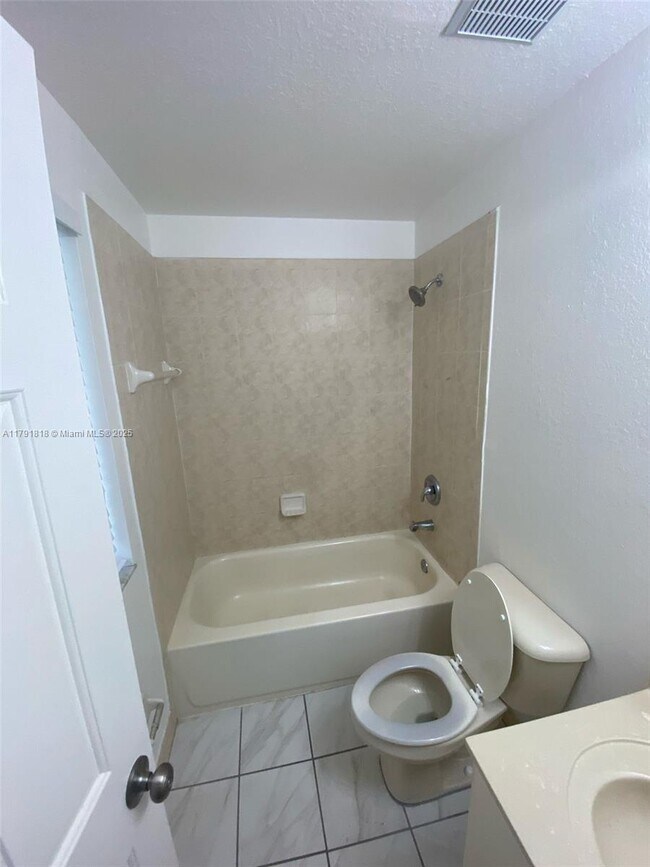 Foto del edificio - 1403 SE 27th Ct
