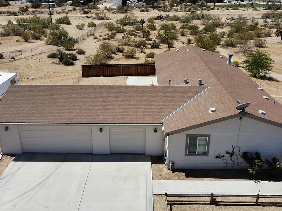 Foto principal - Spacious 3 Bedroom, 2 Bath Home with Large...