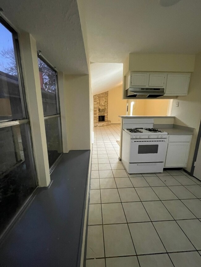 Building Photo - 5204 Beaverbrook Dr