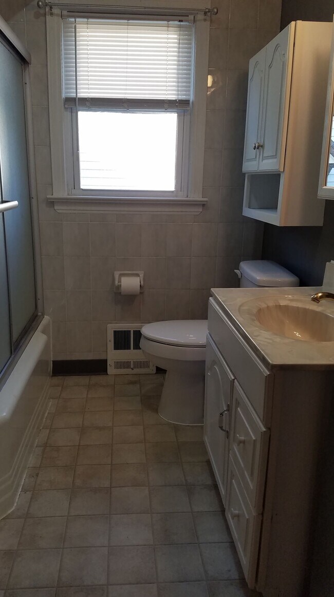 Baño en planta principal - 2717 Post Ave