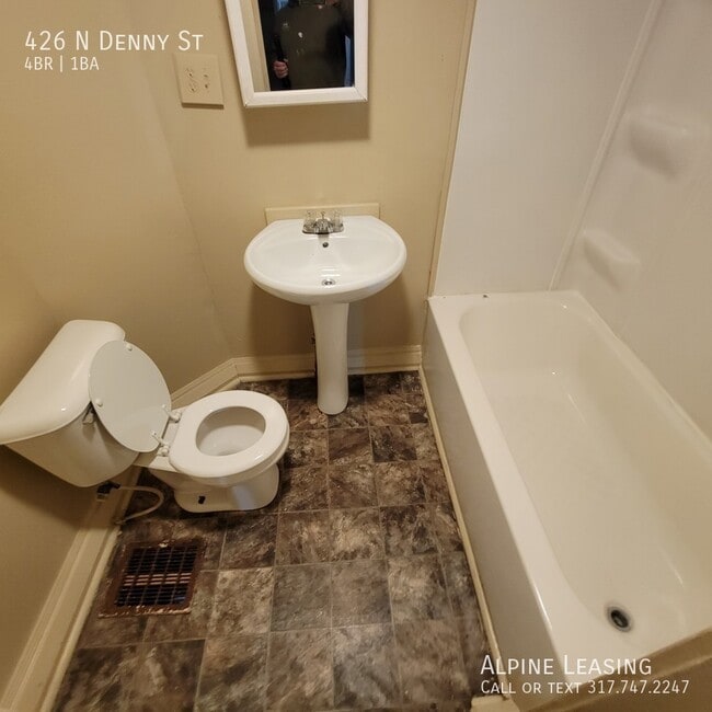 Building Photo - Near Irvington, 4BR House w/Garage Ready t...