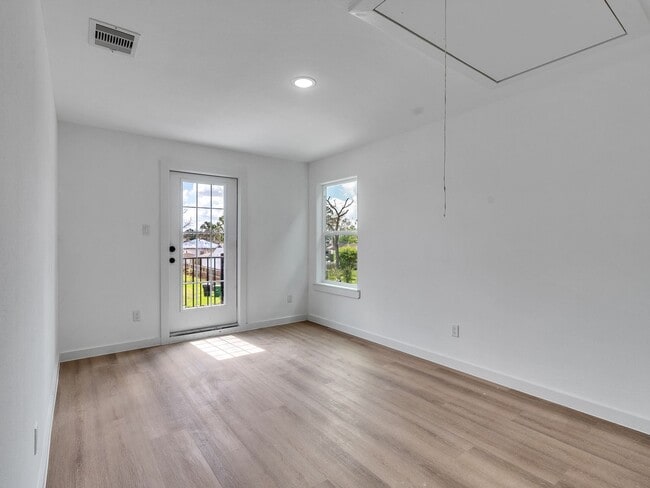 Building Photo - Stunning New 3 Bedroom Duplex Home