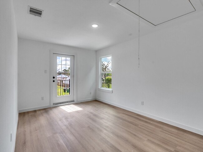 Foto del edificio - Stunning New 3 Bedroom Duplex Home