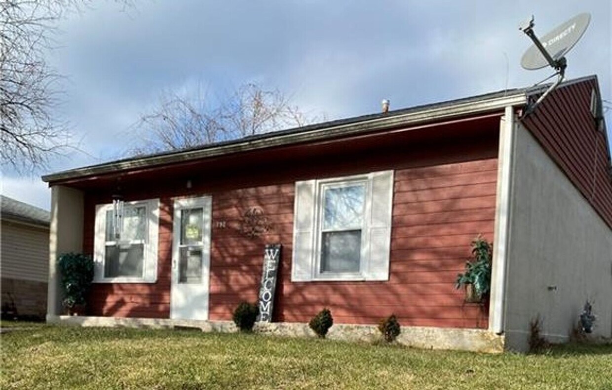 Foto principal - Quaint 3 bed 1 bath house with AC & everyt...