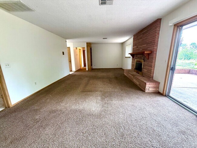 Foto del edificio - Large 2BD 2BA Time Capsule Home of the 60'...