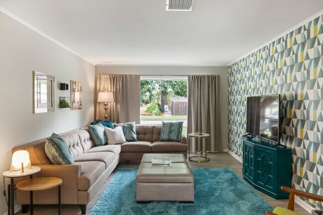Building Photo - Mid-Century Midtown Masterpiece!