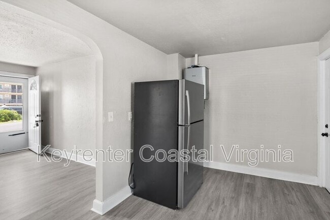 Building Photo - 9569 6th Bay St
