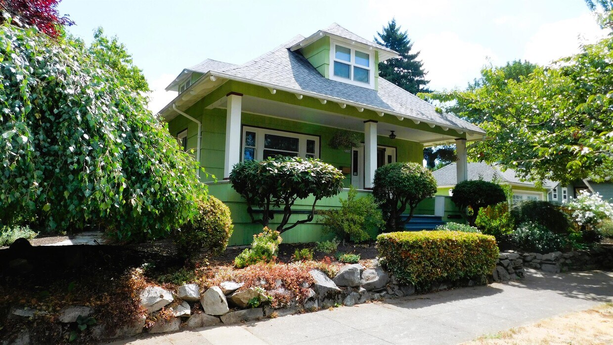 Primary Photo - 5204 SE 43rd Ave