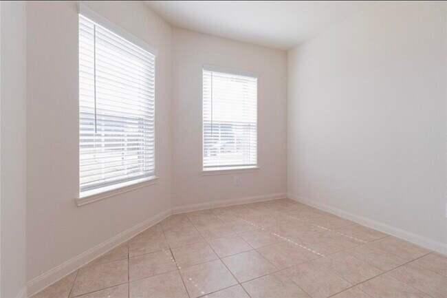 Building Photo - 15310 Albert Oak Dr