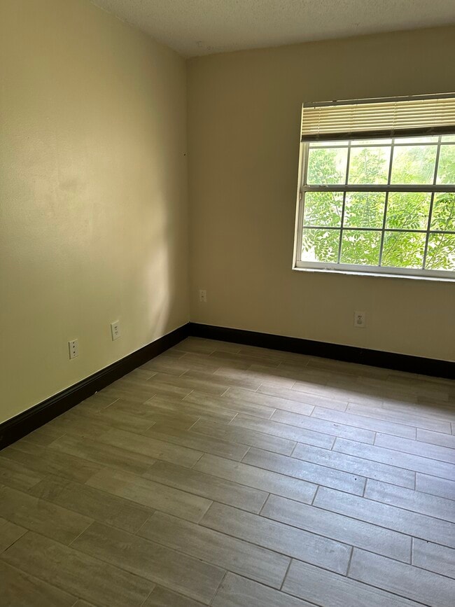 Building Photo - 5550 S Rio Grande Ave