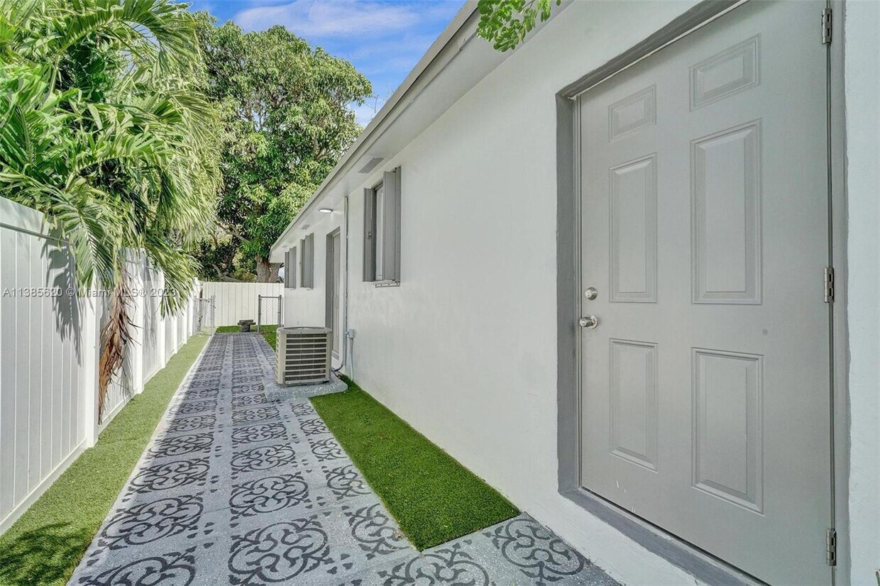 2439 Garfield St Unit 4, Hollywood, FL 33020 Room for Rent in Hollywood, FL