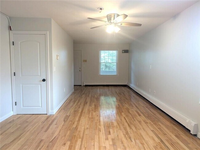 Foto del edificio - 444 Woodward Rd