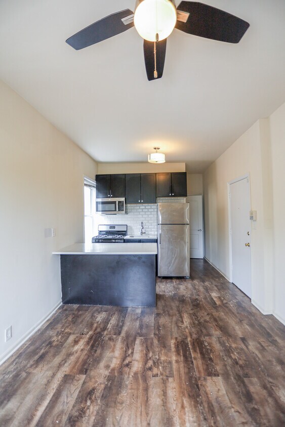 Primary Photo - 1250 W Montrose Ave
