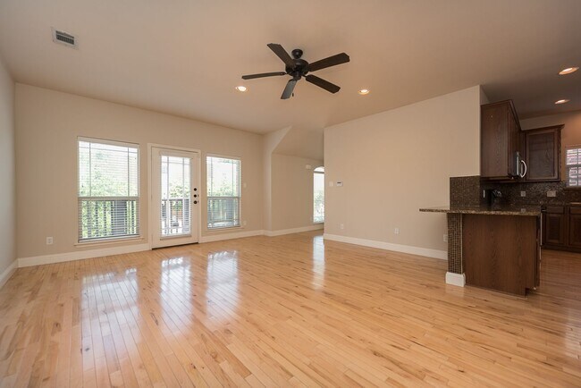 Foto del edificio - * MOVE IN SUMMER 07/08/2026 * 4 Bed 3 Bath...