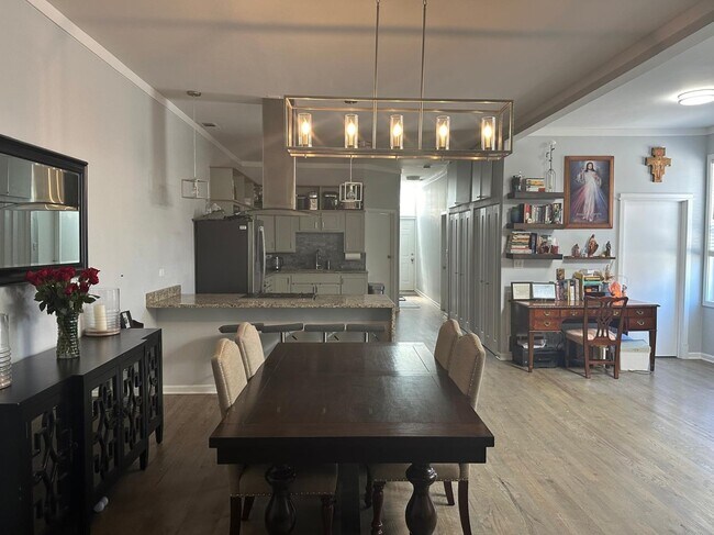Foto del edificio - 1625 S Blue Island Ave