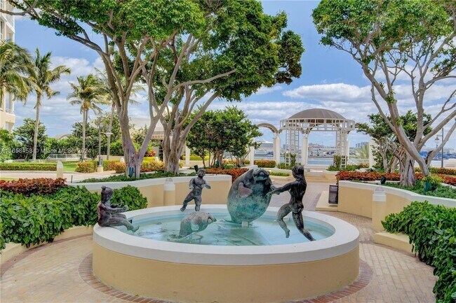 Building Photo - 808 Brickell Key Dr