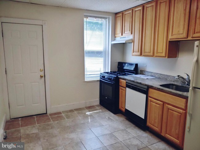 Building Photo - 425 E Lorraine Ave