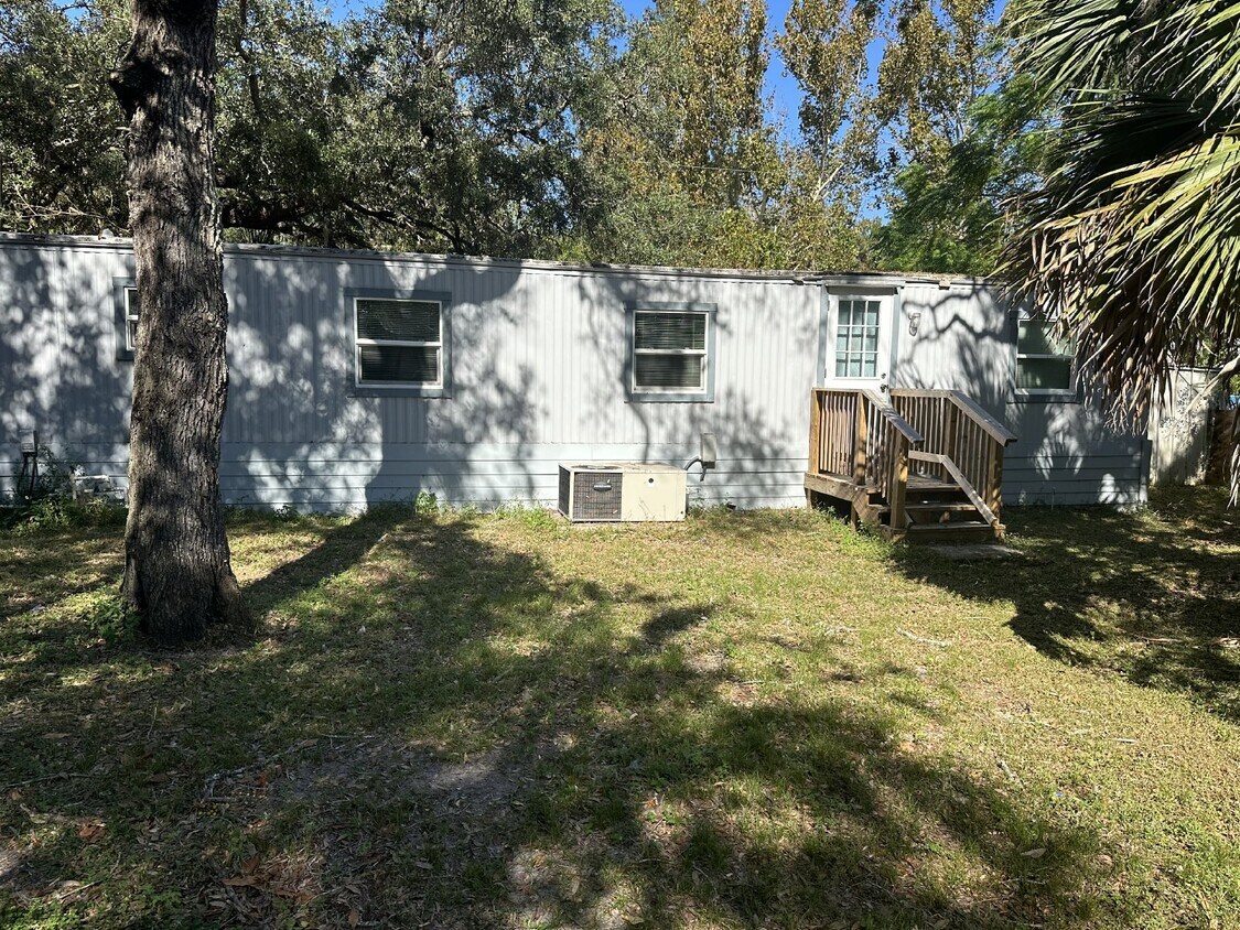 Foto principal - Completely remodeled 2 bedroom, 1.5 bath H...