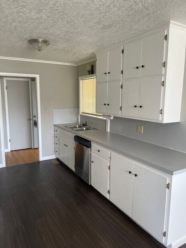 Building Photo - Beautiful 3 bedroom / 2 bath