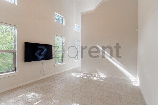 Building Photo - Unit 28
