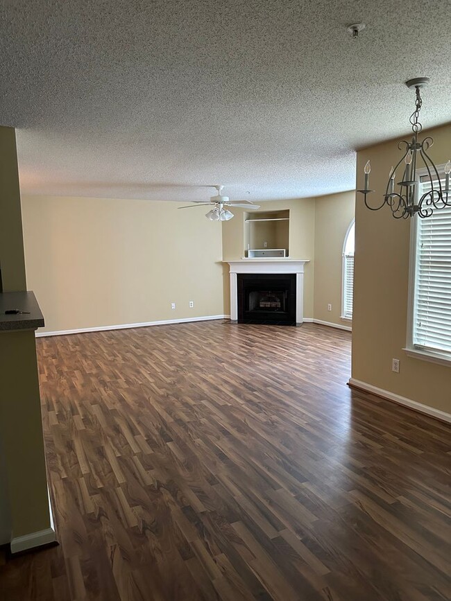 Building Photo - Deacon Ridge Condo! Convenienct to WFU, sh...