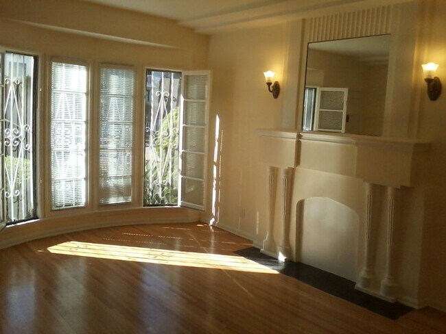 Living room view 2 - 442 S Palm Dr