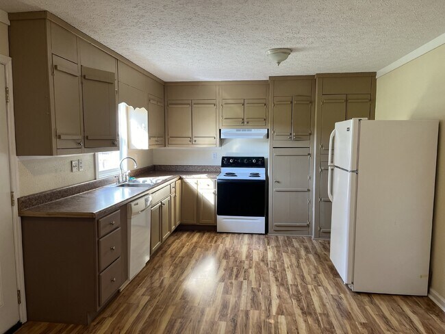 Building Photo - "Cozy 840 Sq Ft Duplex Retreat in Scenic F...