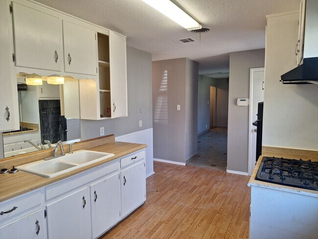 Foto del edificio - Charming 3-bedroom, 1-bath home in the heart of Hurst