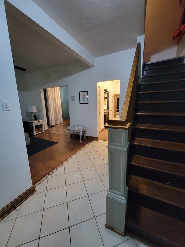 Entrada - 1618 Bell Ave