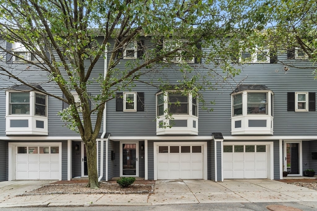 Primary Photo - 135 Bolton St