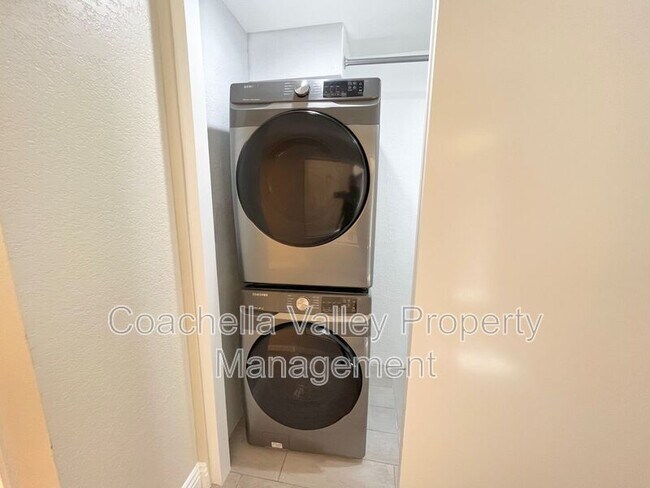 Building Photo - 41469 Woodhaven Dr W